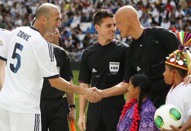 Stretta di mano tra il capitano del Real Zidane e l'arbitro, Pierluigi Collina, e chi se no... Epa